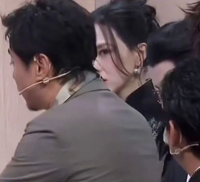 唐嫣综艺表情引热议 感觉下一步唐嫣就要化身地铁判官上去抽腾哥了