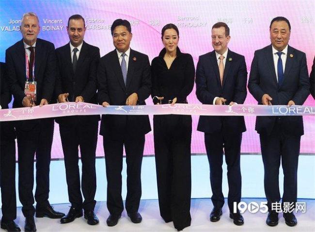 巩俐盘发搭配黑色眼线飒气十足 全黑造型现身进博会