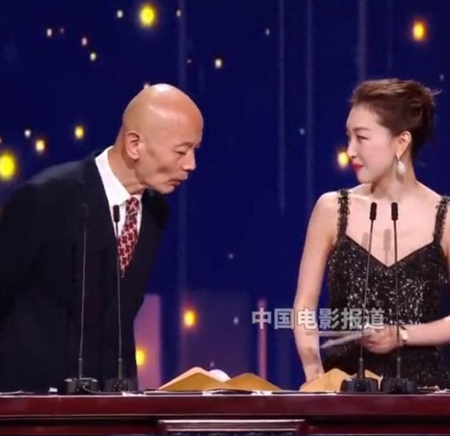 周冬雨“金鸡奖”颁奖现场引争议 被批不尊重葛优
