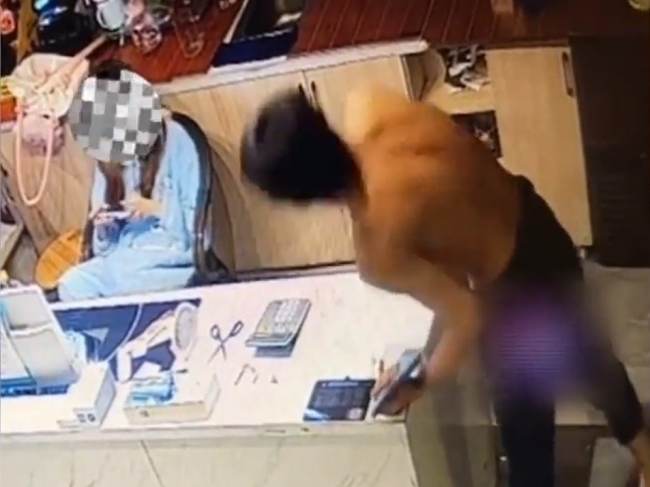 女子代班被赤裸上身男子扇耳光，已报警