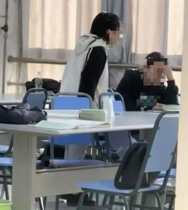 独霸16个座位还多次辱骂驱赶同学？图书馆占座女生打人后续