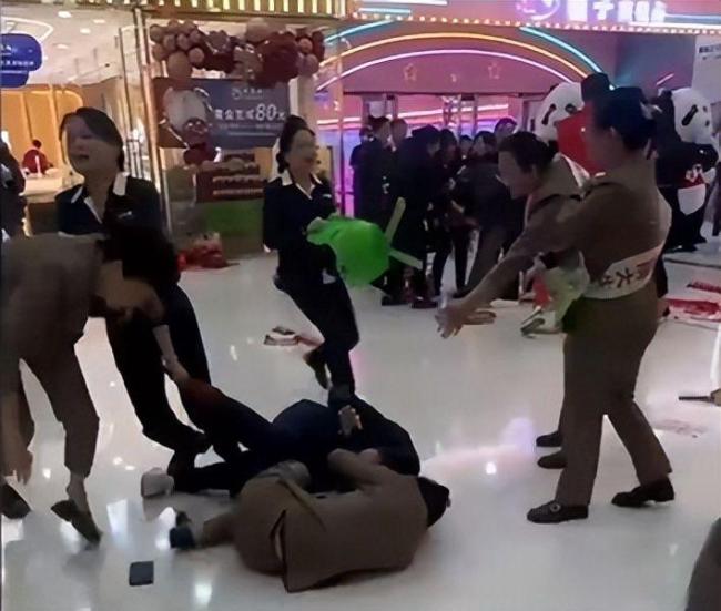 滨州万达两金店为抢生意发生冲突 警方通报：公安机关已受案
