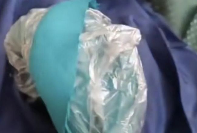 江苏一家长吐槽中学冬季校服：拆开一看竟有一层薄膜