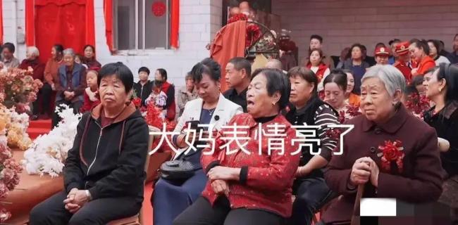 山西婚礼上，婆婆撒娇紧搂新郎，难舍又难分，新娘：习惯了