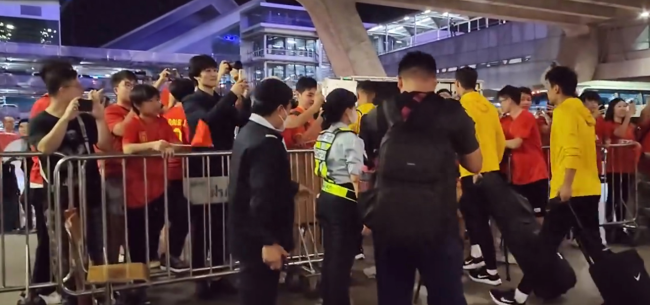 反差强烈！国足出征前几乎无人送行 抵泰后获大量球迷接机
