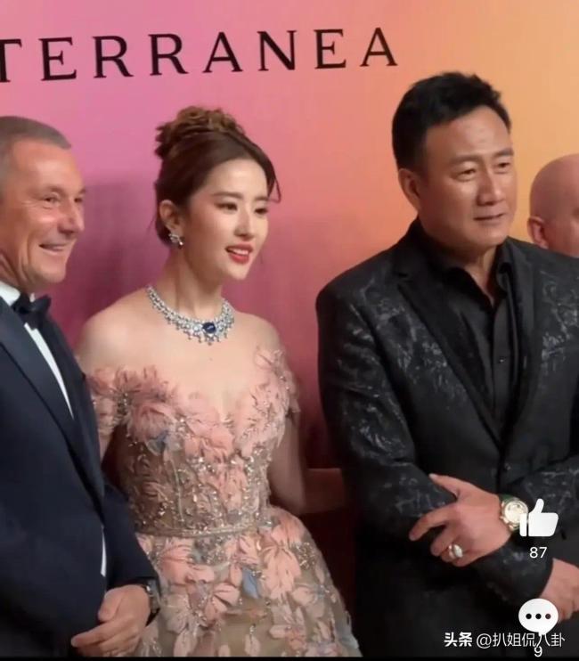 20年后再同框刘亦菲胡军出席活动拥抱问候