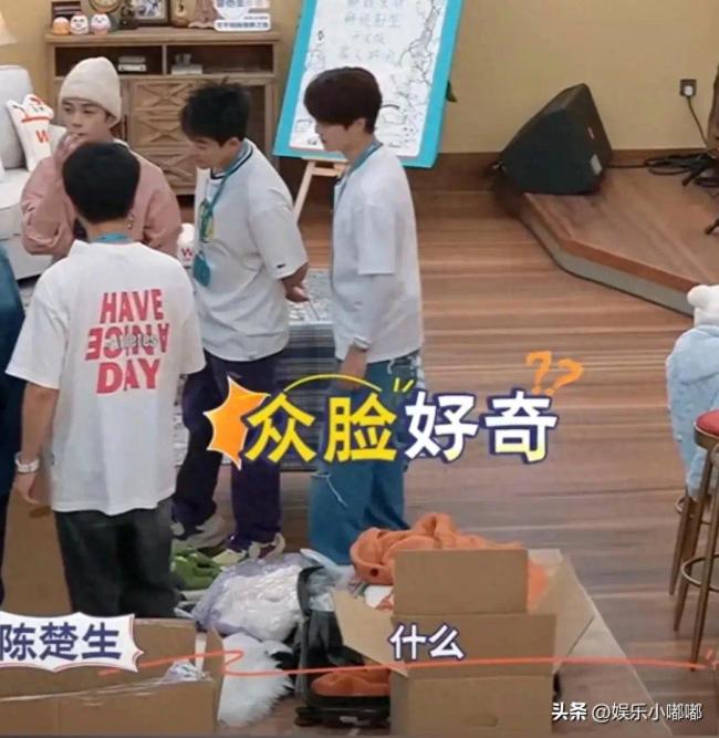 王栎鑫新综艺《快乐老友记》中带呼吸机上节目 