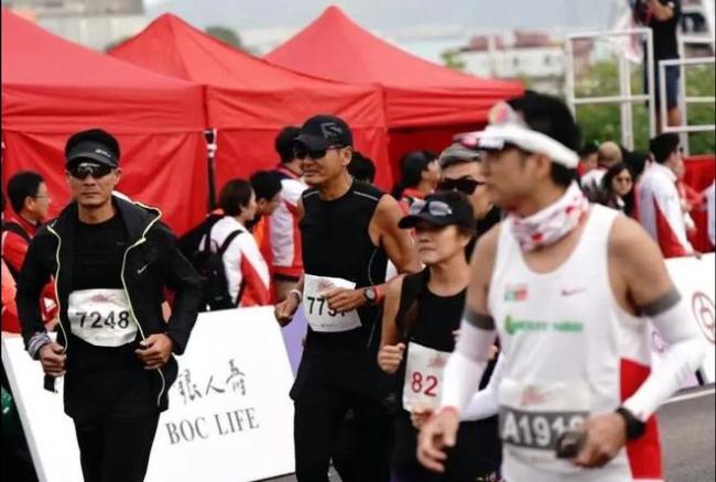 周润发参加港珠澳大桥香港段半马，晚年仍然在挑战自己