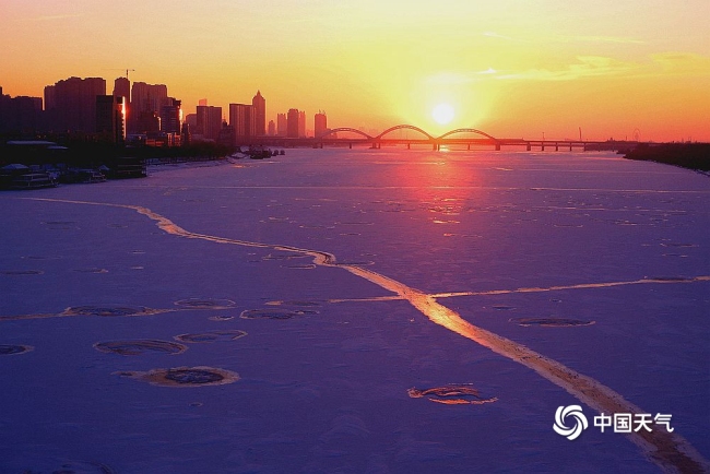 黑龍江哈爾濱：鬆花江被夕陽染成一幅金色畫卷
