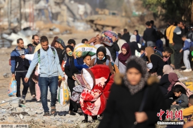 當地時間11月19日，加沙地帶南部Zeitoun地區的民眾遷移躲避戰火。