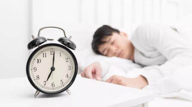 睡够8小时不如睡得有规律，为什么现代社会诞生了“8小时睡眠”这个概念