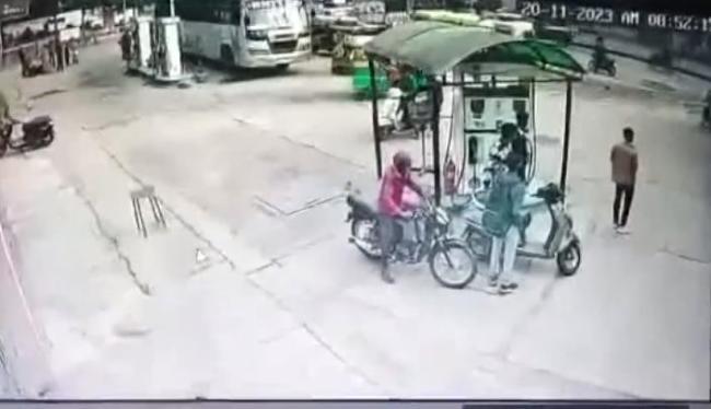 监控曝光！印度一女学生遭两人当街绑架下落不明 警方介入调查