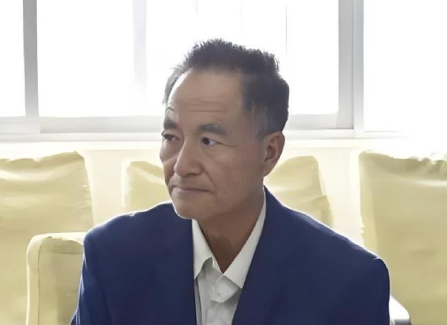 刘国玺刘国玺是果敢政坛常青树,他的家族主要控制矿山开发,也有几个