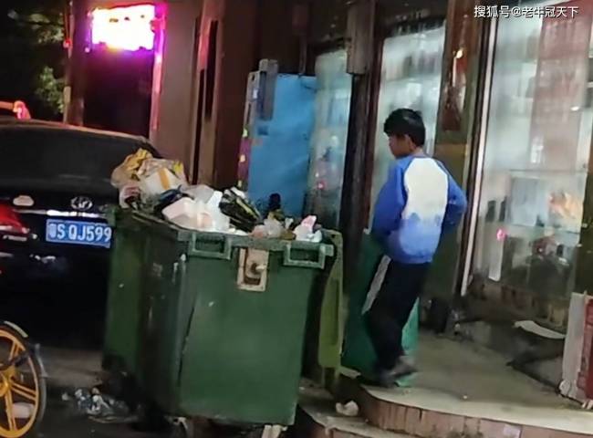 十岁男孩深夜翻垃圾桶，让人感到心酸