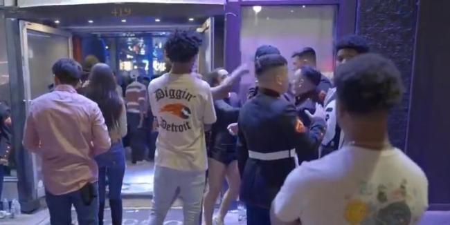 美国士兵被曝夜店外和平民打架