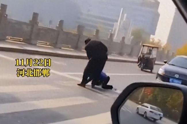 爷爷当街拿鞋打孩子头部路人上前制止