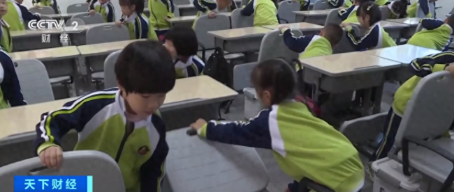 教室变宿舍！福建泉州一学校可躺睡桌椅火了 吃好睡好保障学生午休质量