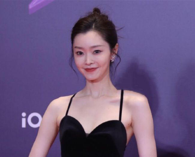 搭,宋轶这次妆发还掉线,不仅发丝乱飞,头顶一小撮丸子头更是略显尴尬