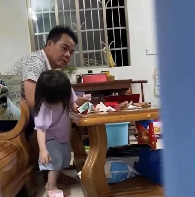 孙女陪爷爷数钱淘气的光明正大偷拿