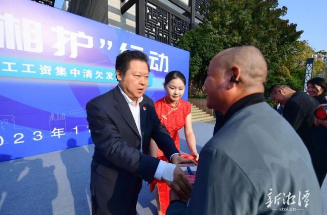 市委书记现场为农民工发放工资 对拖欠工资问题表示歉意