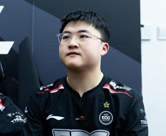 国外网友建议uzi,去lcs不用训练,目前的状态也能在那边称霸5年_新闻频