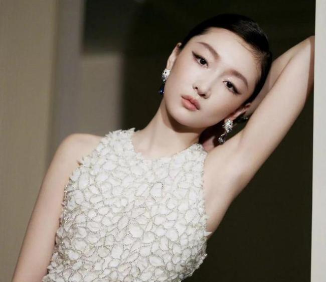闫妮让谢楠给吴京包场李可乐 马嘉祺被告？刘诗诗求人？