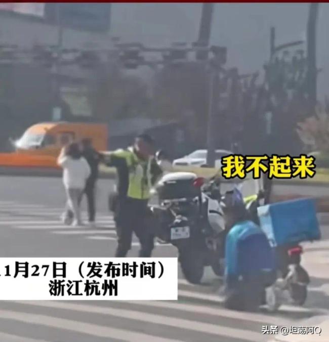 平台回应外卖员闯红灯向交警下跪求情:会有处理但不会封号