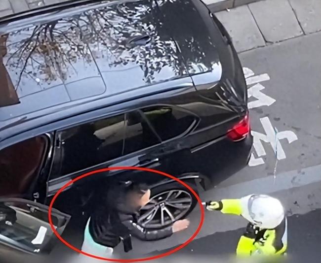 女子在学校门口违停被贴条,辱骂推搡交警