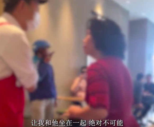 女子不满外卖员进星巴克,要求店员把外卖小哥赶走