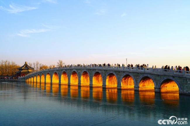 北京：颐和园十七孔桥现“金光穿洞”