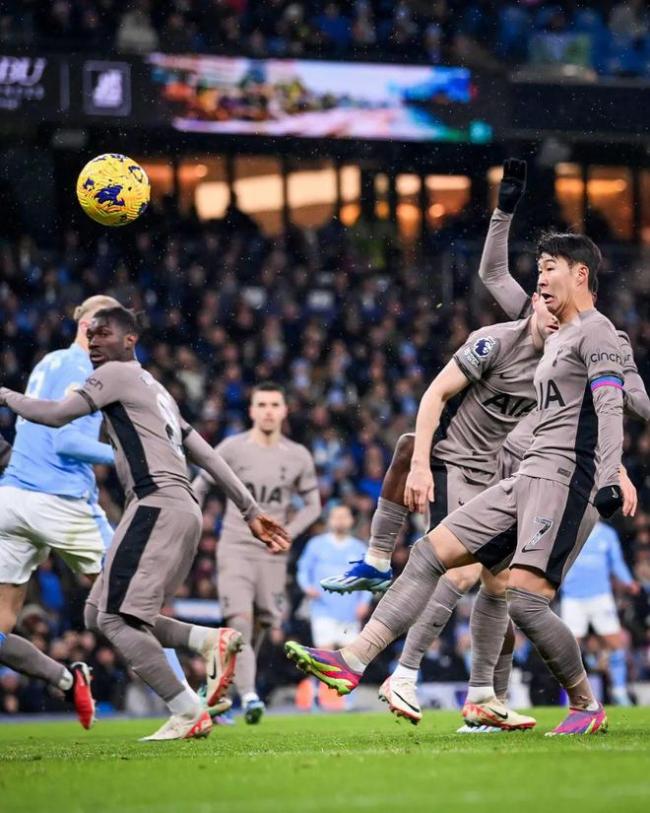 曼城热刺大战裁判抢戏  本场比赛的精彩程度完全不逊于此前曼城客战切尔西那场4比4