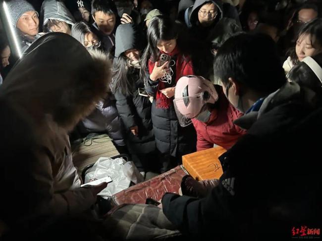 被清华北大学子争抢，“鹅腿阿姨”爆火后回应：不喜欢“走红”，想平平静静