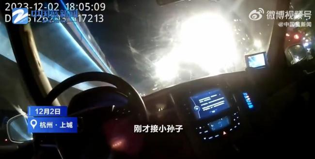 孩子被忘车上民警司机紧急寻人