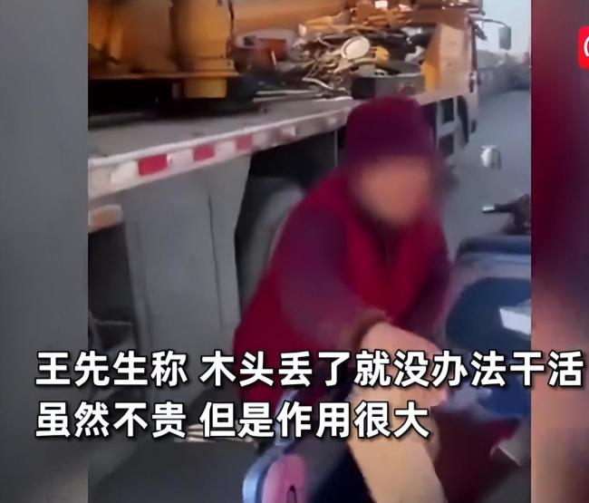 大妈骑电动车偷走吊车垫脚木，车主狂追2公里找回：丢了一天白干