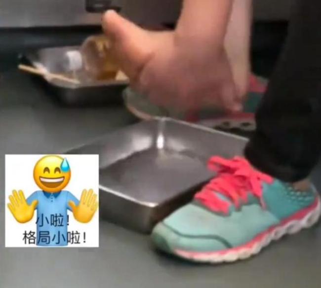 大妈火车上被邻座嫌弃脚臭 直接用茶盘洗脚