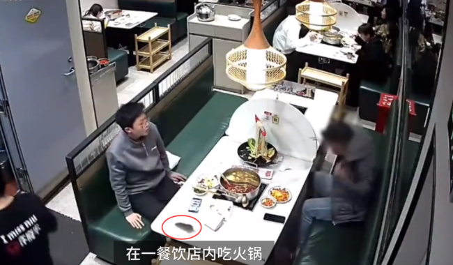 男子吃火锅被“天降”老鼠抓破头，义乌市场监管部门介入调查