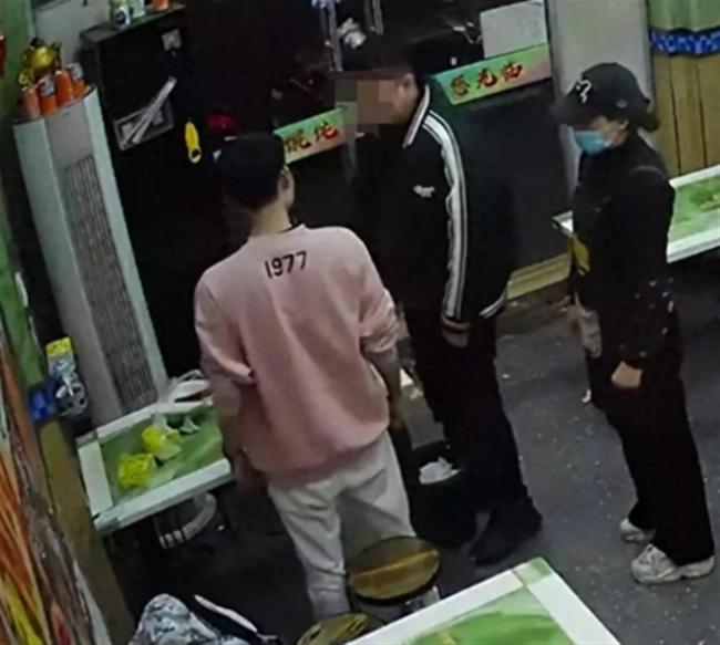 网传顾客因多加调料引老板追打，涉事馄饨店老板被警方带走