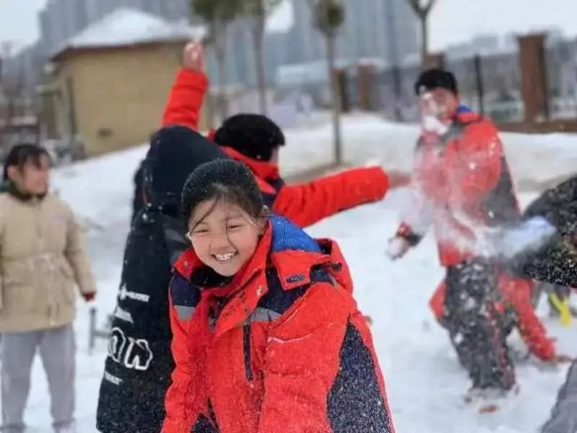 上课时突降大雪 老师带孩子们酣畅淋漓的玩雪