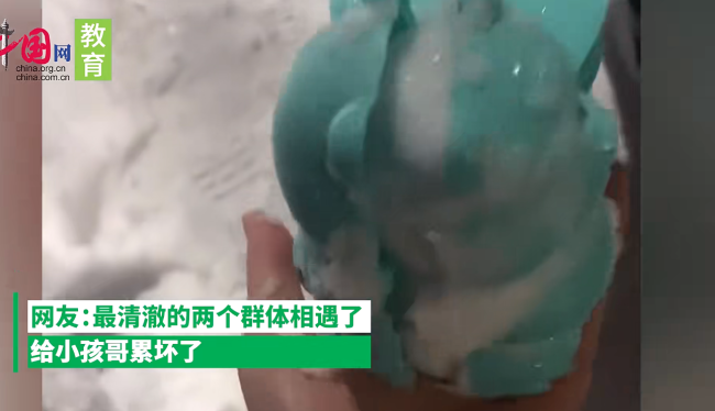 男孩做雪熊大学生排队领取，给小孩哥累坏了