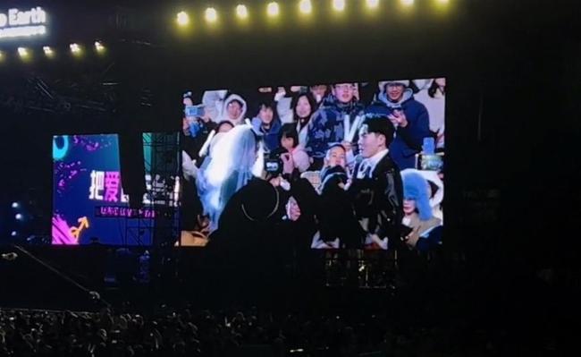 主持人音乐会求婚与观众齐喊退票关系不大，系明星转场时间较长引观众不满