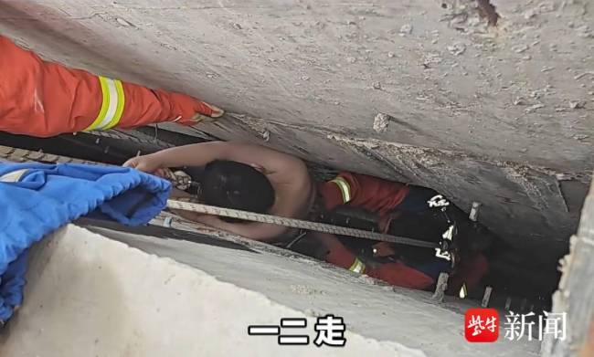 男孩在天台打雪仗失足坠落6米多深的两楼间隙，消防人员紧急救援