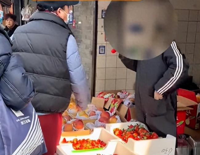 社区回应老太毁坏草莓遭店主泼热水：只能劝说，没有执法权