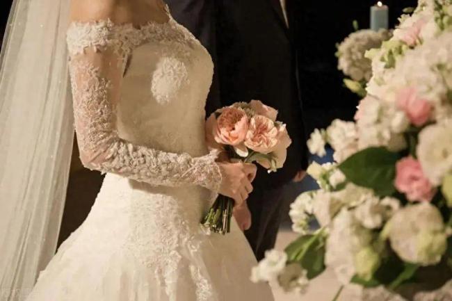 新郎父亲怕新娘冻着为她披上衣服，暖爆全场！一个温情令人动容的瞬间