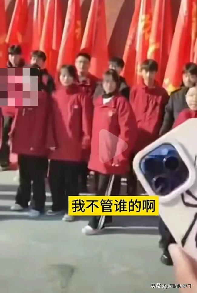 学生带手机进学校被发现 老师当众人面摔烂学生手机