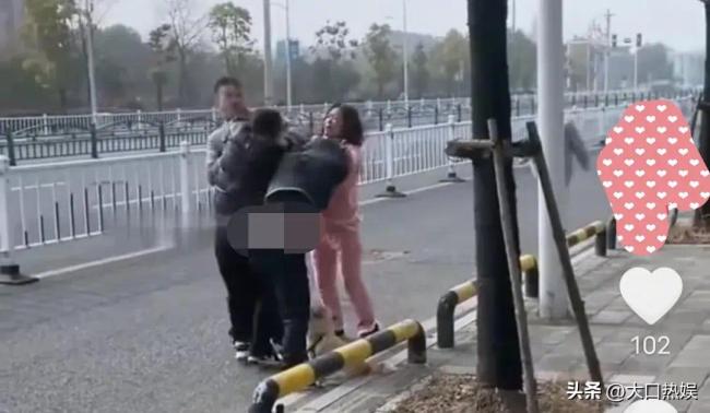 曝母女逆行还殴打外卖员 拉架人惨遭毒手，被人打掉4颗门牙