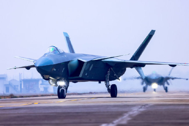 歼20身披金色霞光叱咤空天首飞13周年高清纯享看歼20超燃瞬间7