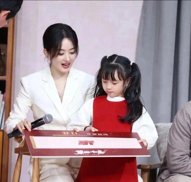 太美！赵丽颖《第二十条》首映生图依然耀眼如初