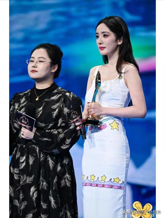 杨幂穿的裙子是孤独症儿童画的 走上微博之夜，给她点赞
