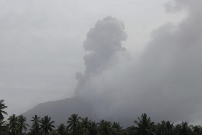 印尼伊布火山喷发 火山灰柱高度达1000米