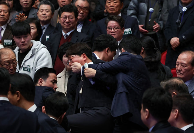 韩国议员与尹锡悦握手后被捂嘴抬走 青瓦台官员：他“越界了”